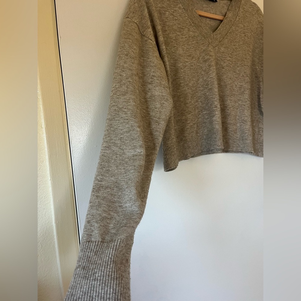 Cropped cream V-neck sweater - Picture 3 of 4
